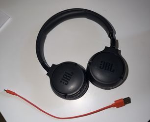 JBL Tune 520BT Bluetooth wireless on ear headphones -Built in Microphone