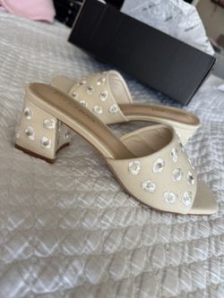 Brand new crème color daisy flower summer heels women’s shoes size 8