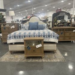 King Or Queen bedroom set / Includes: Dresser, mirror, bed frame and nightstand. 