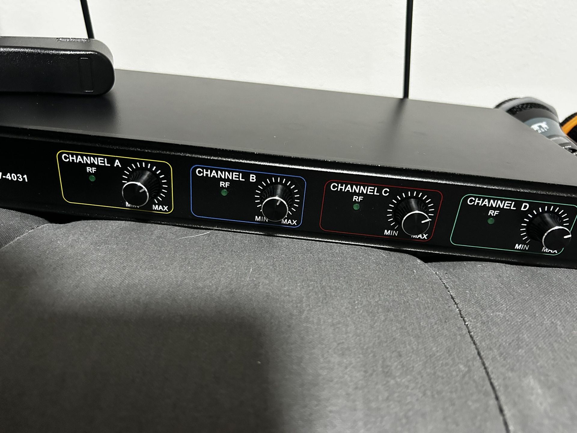 Pro Slogan Wireless Microphones. IV-4031