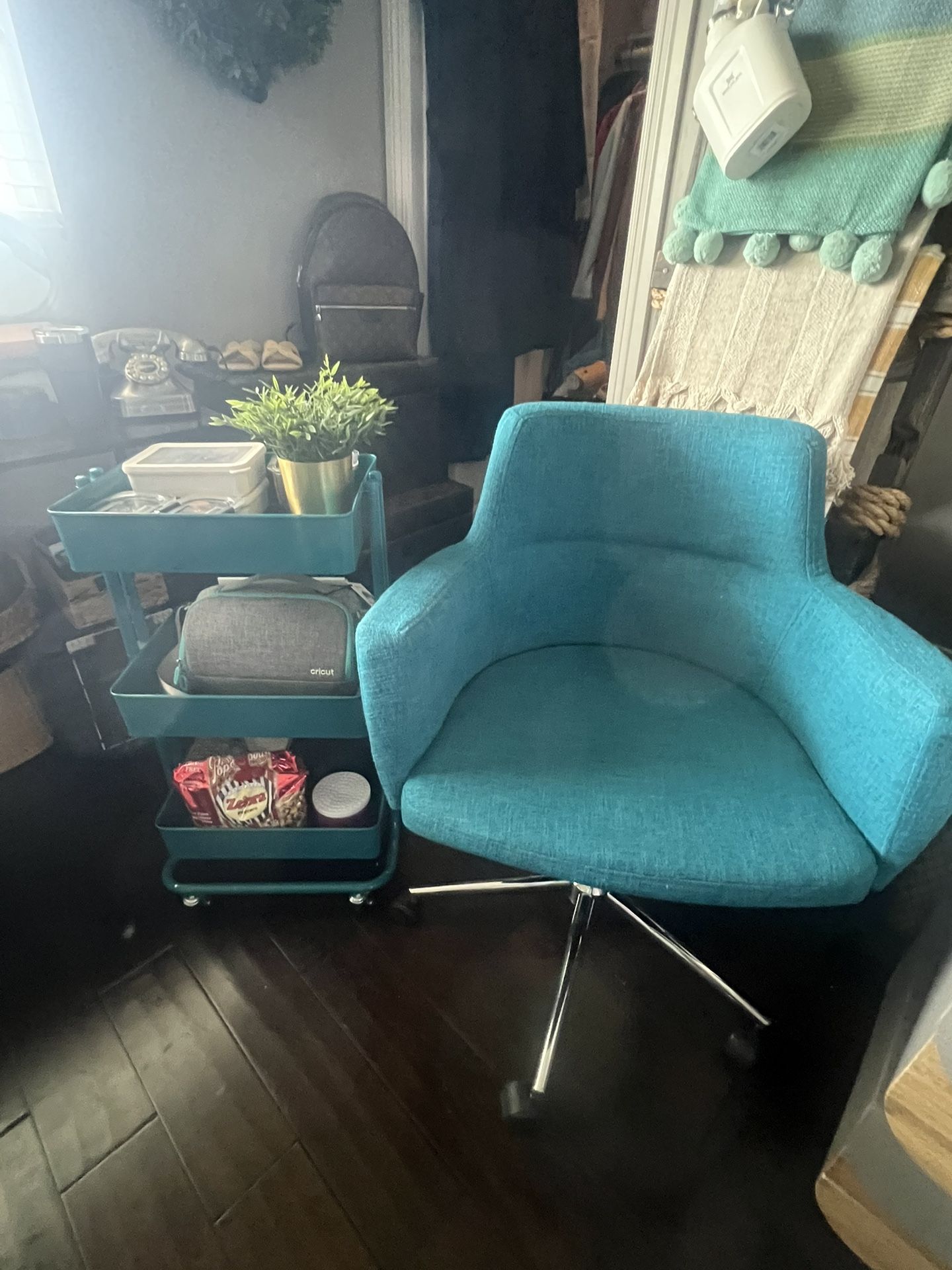 Accent Chair And Rolling cart
