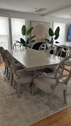 Bernhardt Dining Room Table & Chairs