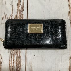 MICHAEL KORS PATENT LEATHER ZIPPY WALLET 