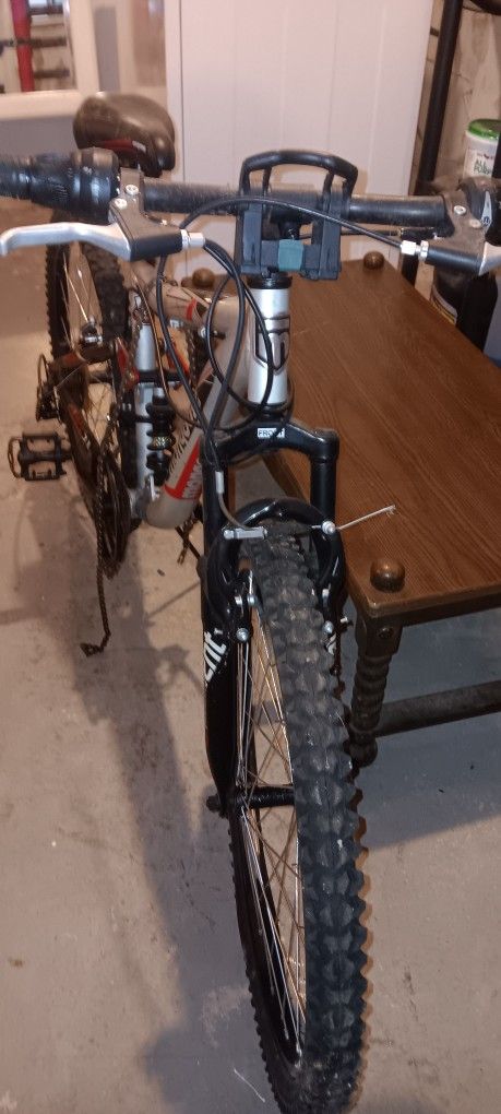 26" 18 Speeds Montain Bike, (Needs Chain )