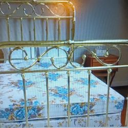 BEAUTIFUL BRASS BED WITH HEADBOARD ABD FOOTBOARD. SEALY MATTRESS