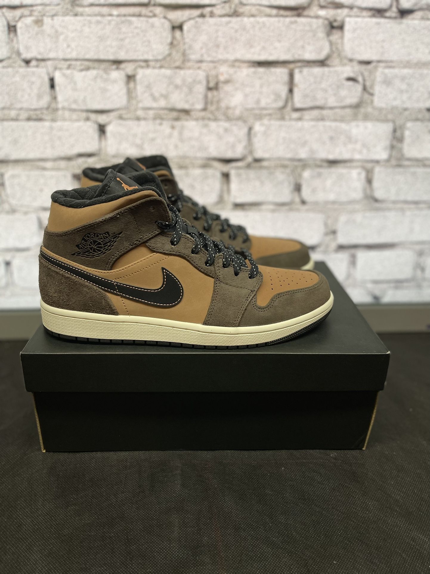 Nike Air Jordan 1 Mid Chocolate Size 10.5m / 12w  & Accessories