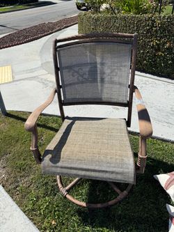 CURB ALERT FREE SWIVEL OUTDOOR CHAIR