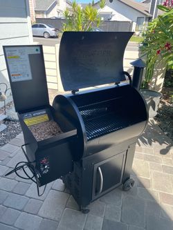 Traeger Century Wood Pellet Grill & Smoker — Barely Used (free bag of mesquite pellets)
