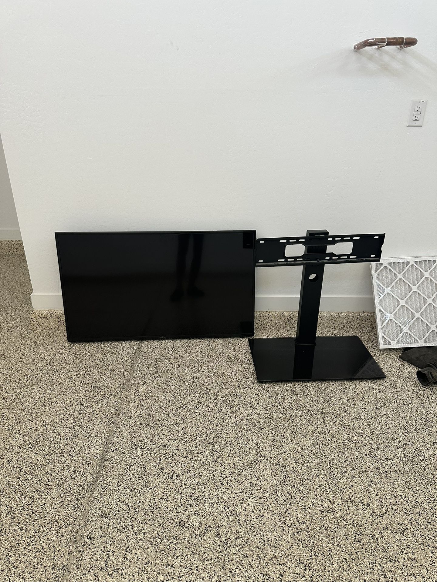 48 Inch TV  With Remote /stand/ Cables/nsignia