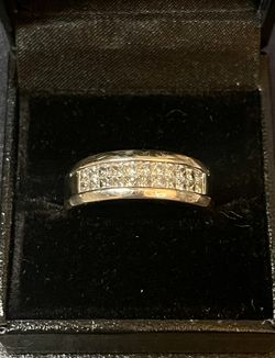 1q-14k White Gold Ring. Princess Cut