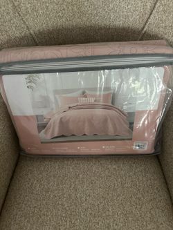 Brand new three pieces queen size quilt set