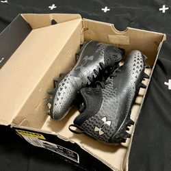 Kids Under Armour Soccer Cleats - Size 4Y