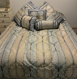 Queen Size Comforter And Decorattive Pillows