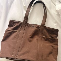 Lululemon multi pocket tote bag