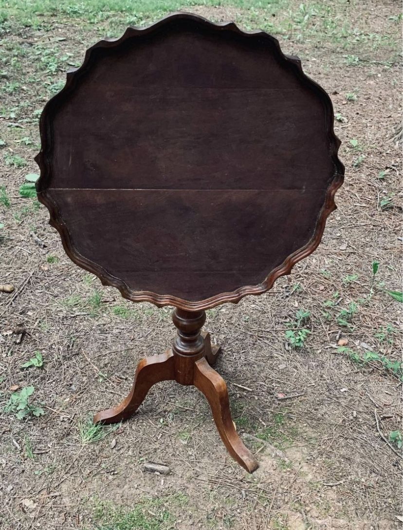 Antique tilt top tea table