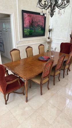 Gorgeous table with leaf and 8 chairs