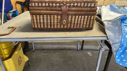 Picnic basket with picnic blanket