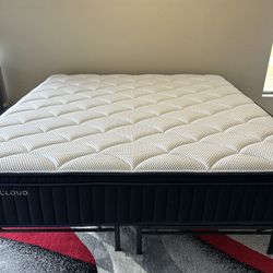 Like New King DreamCloud Premier Hybrid Mattress