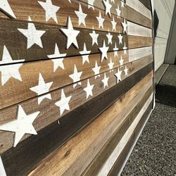 WALL DECOR: American Flag