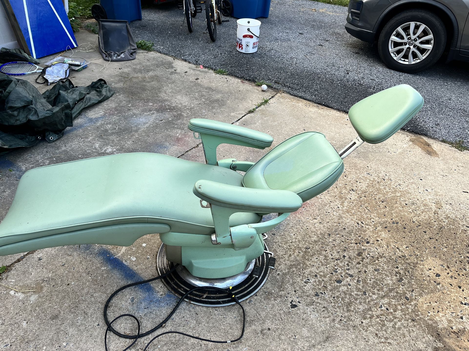 Hair dresser/tattoo hydraulic chair !Not Free!