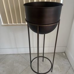 Wesley Metal Plant Stand / Planter