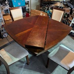 Table With Four Chairs. DELIVERY 🚚 AVAILABLE.