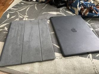 iPad Pro 12.9 1st gen Apple silicone case and cover. 50$ (Sans iPad)