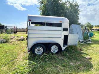 Double horse trailer