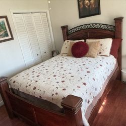 Used Queen Sized Bedroom Set $800 OBO