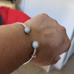 LIKE NEW 6/7” Pave Pandora Bangle. SALE $75 🍀