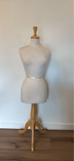 Female dress form mannequin