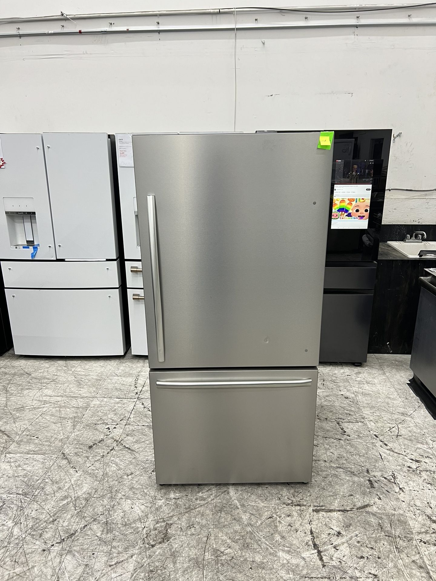 Mora 32 inch-width bottom freezer refrigerator with ice maker MRB221N6BSE