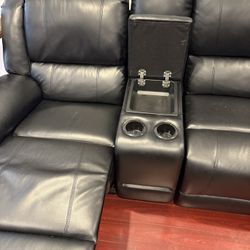 1 YEAR OLD LEATHER THEATRE COUCH 