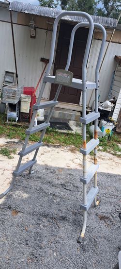 Pool ladder