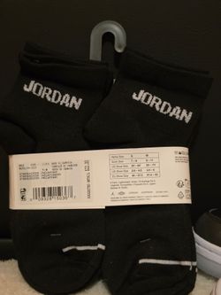 This item is a Nike Youth Everyday Cushioned Crew Socks 6-Pair Pack.Product DetailsSize: Extra Small (XS), designated for youth shoe sizes 10C to 3Y.L