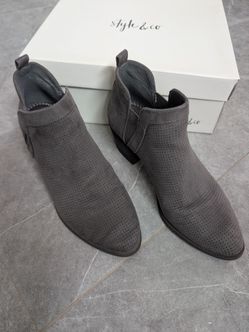 Women's mini boot size 7 M
