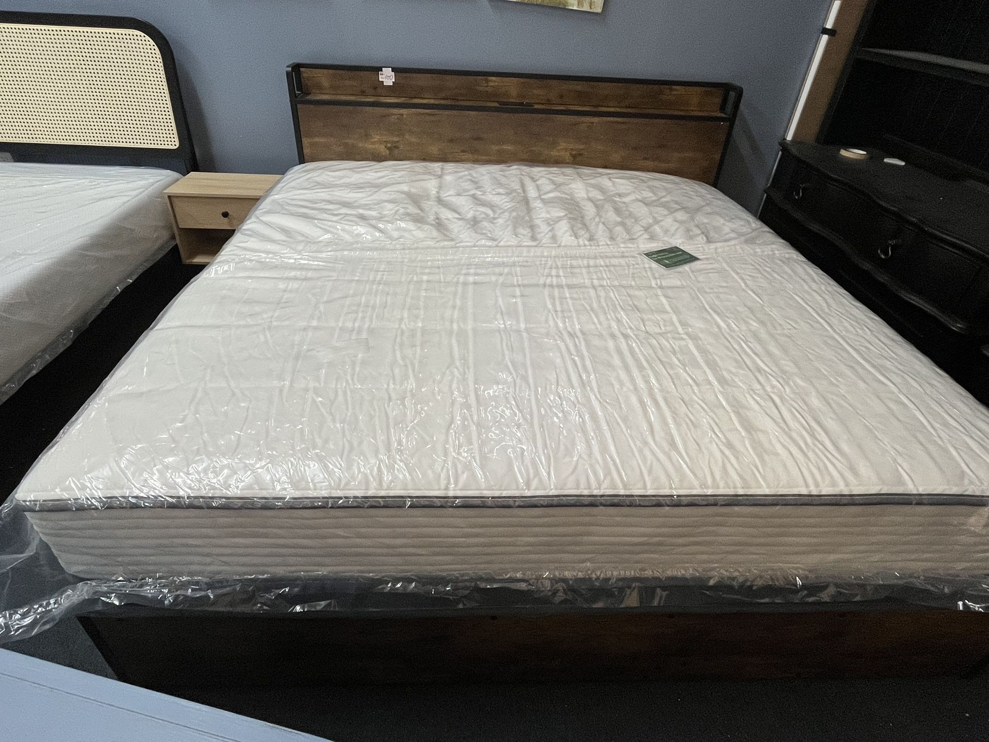 EK Bed Frame，$100