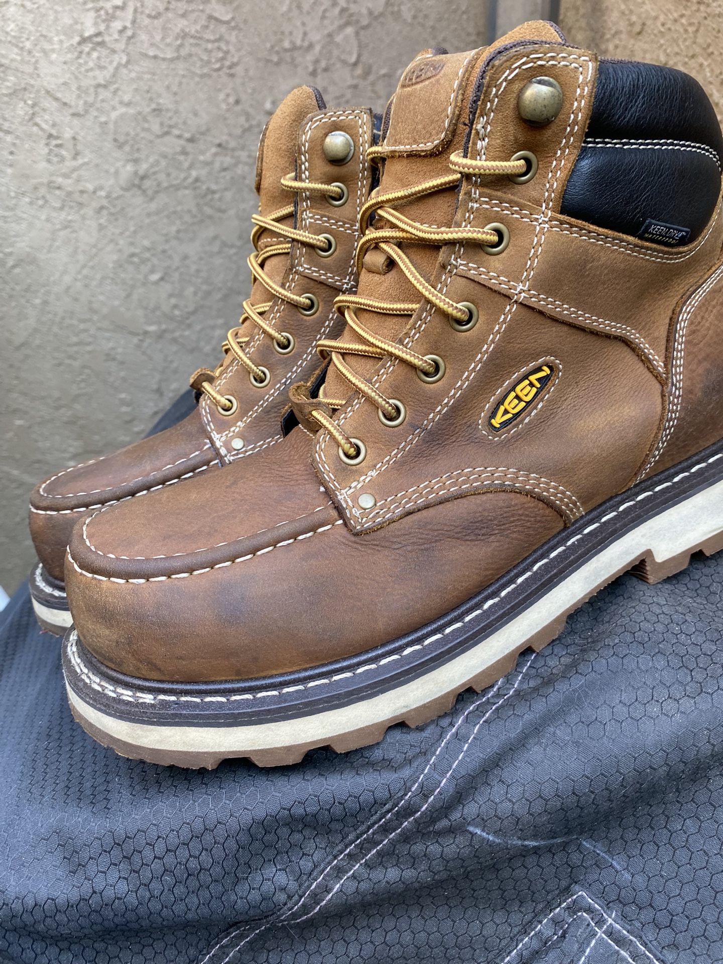 KEEN MEN'S CINCINNATI 6" WATERPROOF WORK BOOTS - CARBON TOE ( SIZE 9.5 D MENS)