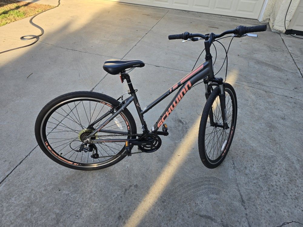 Schwinn GTX women's hybrid bike Medium Frame
