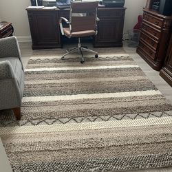 6’ by 9’ beige/brown like new area rug.