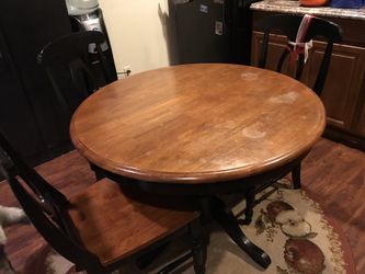 Dining table Seats 6 with 6 matching chairs