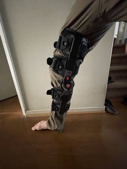 Leg brace for ACL injury