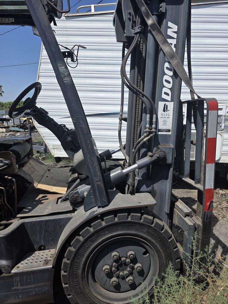 Forklift Doosan $2,000.    O.B.O