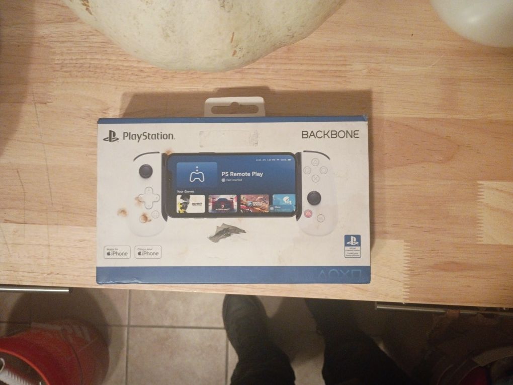 Backbone - One Mobile Gaming Controller for iPhone (Lightning) - PlayStation Edition - White and Black