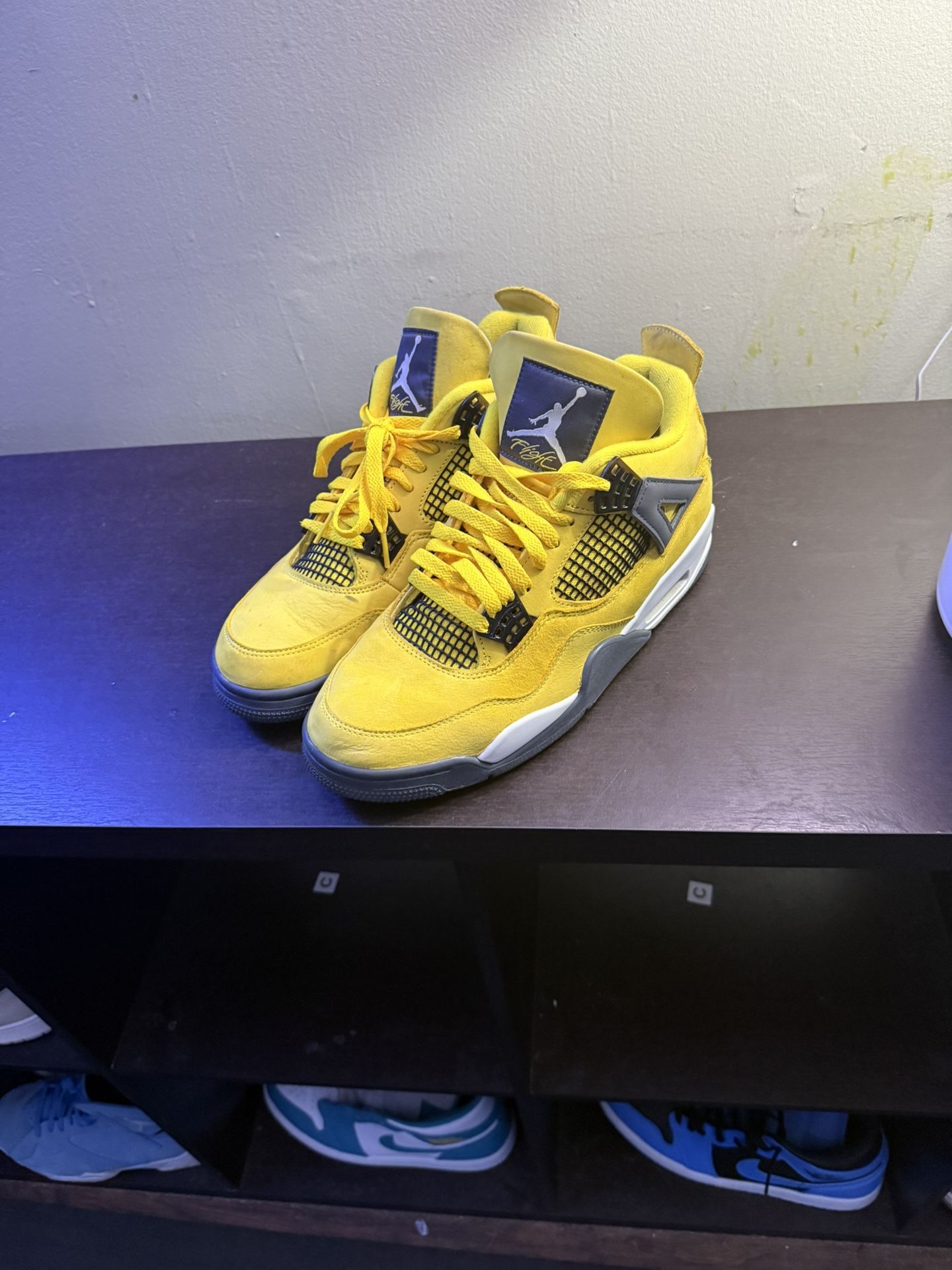Jordan 4 Lightning Size 9.5