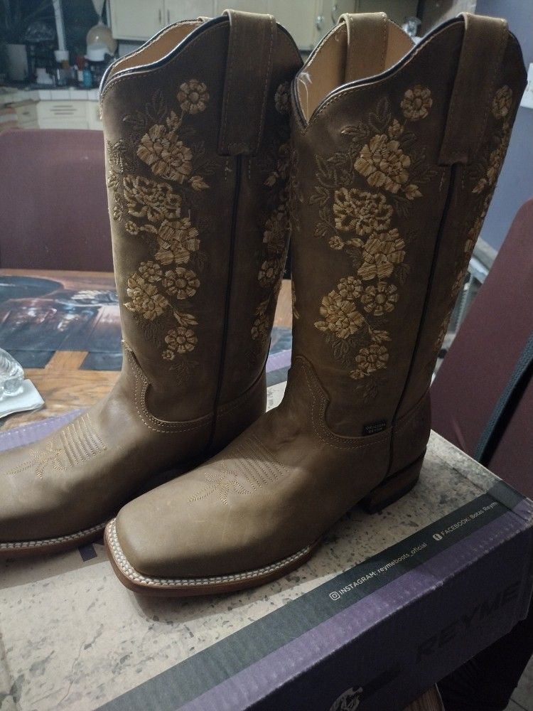 New Womans Boots Never Used