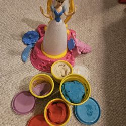 Play-Doh Cinderella Set w/4 cups of dough