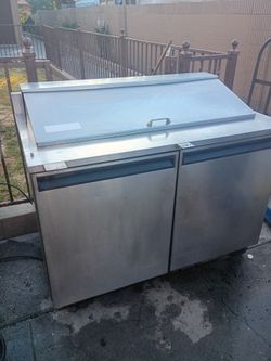 Vendo un refrigerator comercial