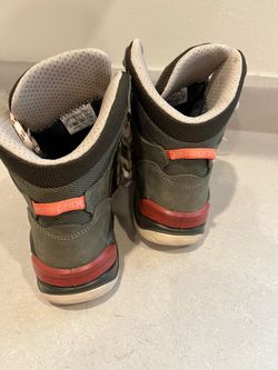 Women’s hiking shoes