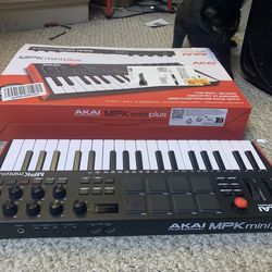 MPK mini plus keyboard